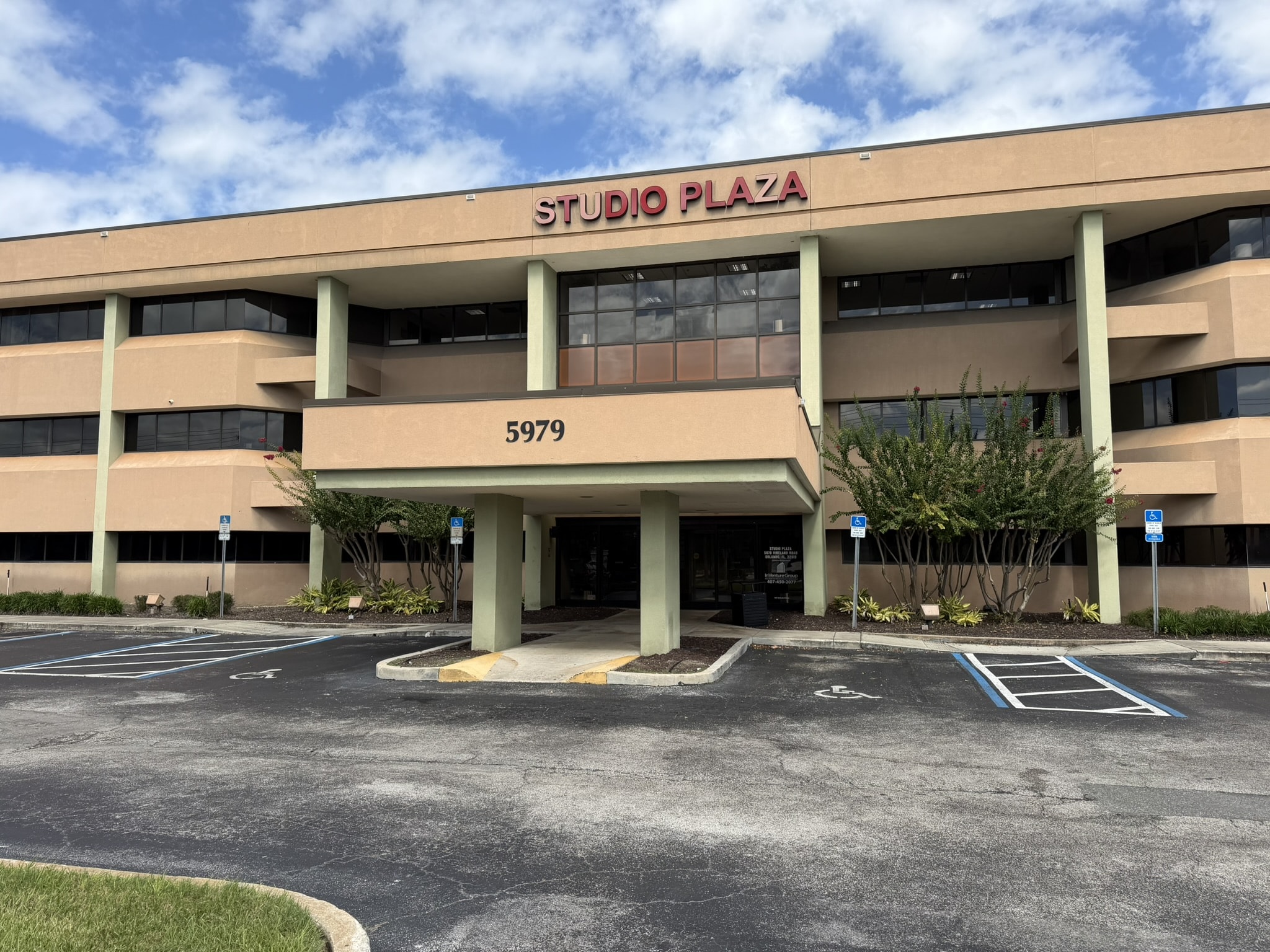 Studio Plaza building at 5979 Vineland Road, where Lunelle Spa is in Suite 304